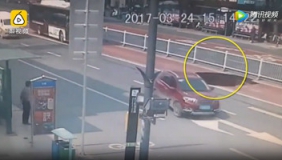 监拍南宁路面坍塌瞬间 公交紧急刹车险掉坑里