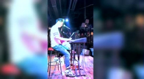 超好听的男声版自弹自唱《Faded》