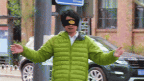 日本小哥北京街头蒙眼求拥抱