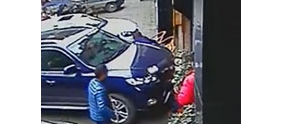 【拍客】监拍伟大妈妈以身护子让宝宝躲开车撞