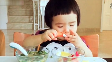 1岁小吃货直播吃饭吸10万粉 专治各种食欲不振