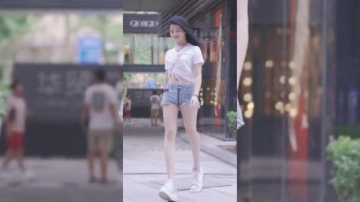街拍美女：长发飘飘的小姐姐真好看！不过小姐姐这裤子好酷哦