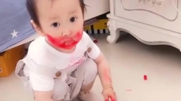 萌娃：女儿从小就爱美，不过这美的有点过分了