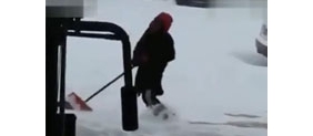【拍客】实拍美国男子铲雪脚下打滑 坚持9秒不跌倒