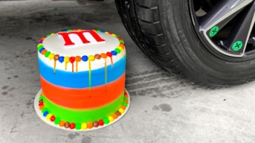 减压实验：牛人把水宝宝、蛋糕、火龙果放在车轮下，好减压，勿模仿