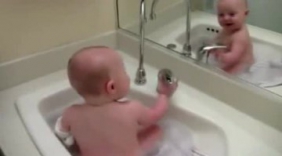 萌宝在洗澡，一看到镜子的自己，反应太逗了，可爱炸