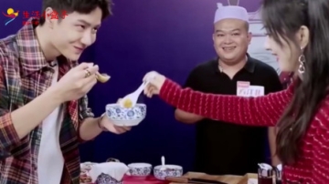 王一博将喝过的胡辣汤递给赵丽颖，有谁注意赵丽颖的反应？关系一目了然