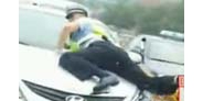 【拍客】黑车司机顶着民警行驶百米被拦截