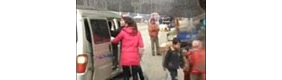 【拍客】中国式“校车”湖南常德面包车塞24名幼童