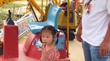 少儿益智：萌娃开挖土机喽，真有趣