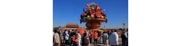 【拍客】迎接国庆天安门矗立起“巨型花篮”