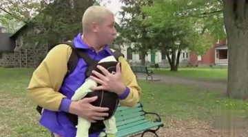 爸爸带宝宝逛街，突然就尴尬了