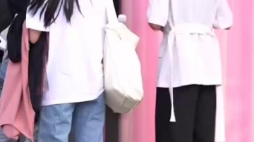 偶遇一千多万粉丝的@聂小雨#杭州#街拍#塔可青年，绝不低头