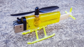 牛人创意无限，用打火机自制一架直升机，开关一按厉害了！