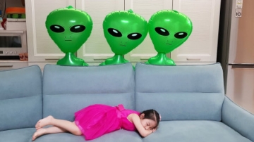 越看越奇怪！萌娃小萝莉的什么东西不见了？可是谁躲在沙发下面？儿童亲子益智趣味游戏玩具故事