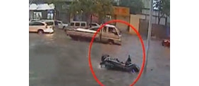 【拍客】老人暴雨中倒地无人扶 3分钟后扶起已被淹死