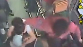 监拍男子公交车上接连性侵女乘客 司机上前踹开制服