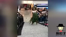 美女爆笑恶搞 太好玩了