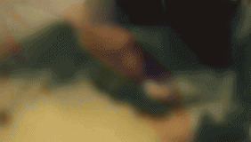 警察对天鸣枪示警 流弹致围观男子身亡