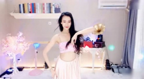 美女舞蹈，犹如仙子翩翩起舞