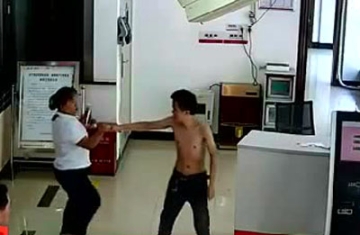 实拍男子持刀抢劫银行 被挟持女职员手握刀刃反抗