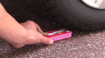 牛人把彩虹糖放在车轮下面，真过瘾，实在是太减压了！