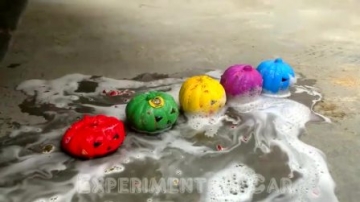 趣味实验：牛人驾驶汽车碾压彩色球球玩具，看着就过瘾