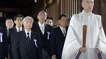日本：数十议员及官员参拜靖国神社