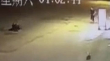 实拍歹徒抢劫店主反被KO 队友冷眼旁观!