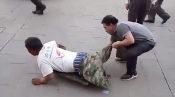 假乞丐装残疾人被路人当街脱裤拆穿 这套装束也是醉了!
