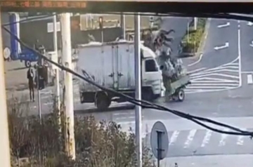 一货车与三轮车相撞一车人被撞飞 造成1死8伤