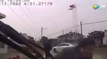 村霸暴力拦车“索喜烟” 遭车主当场开车碾压