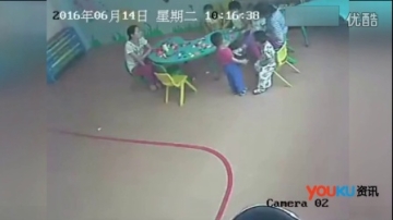 监拍长春幼儿园老师摔打孩子 打完后拽到监控死角