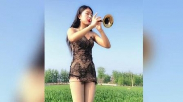 高手在民间，农村姑娘唢呐吹奏经典歌曲，好听
