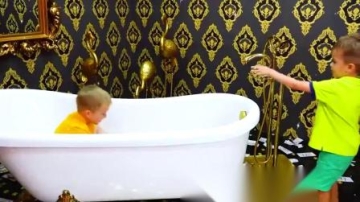 萌娃小可爱们在游乐园里玩的可开心了！这个地方真有趣呀！—萌娃：妈咪，我来帮你啦！