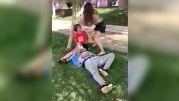 数一数，这疯狂美女恶搞了多少人？