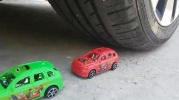 牛人把一排玩具飞机放到车轮下，好过瘾呀，真的好减压