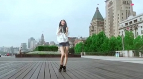 长腿美女外滩翻跳舞蹈，优雅的舞姿美若天仙