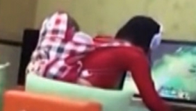 实拍母亲背婴儿网吧打游戏 网友:中国好队友