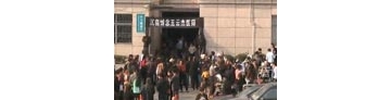 【拍客】温岭医生被刺身亡上千市民医院祭奠