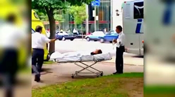 国外整人恶搞 不安分的担架吓坏病人