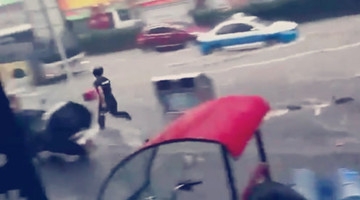 贵州外卖小哥与暴雨抗争 抢回被冲走的饭碗