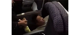 【拍客】男子大闹航班又伤3民警 被强行拖下飞机