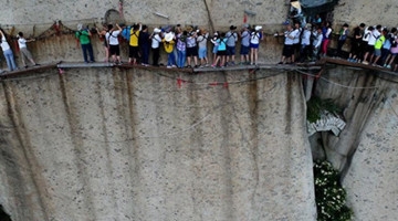 惊险！华山长空栈道仅宽30厘米