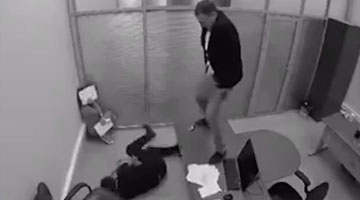 实拍员工中彩票后发疯 暴打老板一顿还往他身上小便