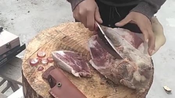 广东大叔实拍：这把刀集聚了他的心血，平时都是自己用，今天要给我表演切肉