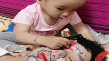 萌娃：趁爸爸睡着，儿子终于下手了，接下来一幕，爸爸太妖娆