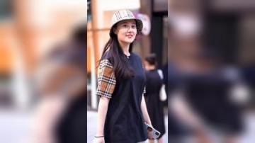 街拍三里屯带帽子的气质美女