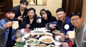 孙红雷晒男人帮聚餐照片，王迅索要红包