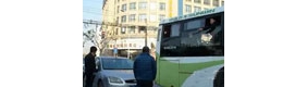 【拍客】公交车与私家车发生碰撞 司机大骂
